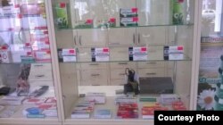 Витрина аптеки в Луганске