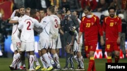 Сборная Чехии (в белой форме) победила команду Черногории. 15 ноября 2011 г 