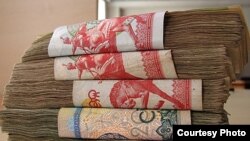 Эски намунадаги 200 ва 500 сўмлик банкнотлар.