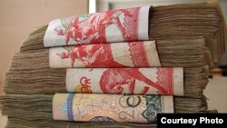 Эски намунадаги 200 ва 500 сўмлик банкнотлар