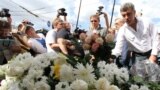 Возложение цветов у памятной стеллы, 19 августа 2012 год