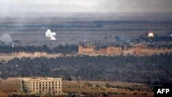 Дым на поле боя в районе древнего города Пальмира. 2 марта 2017 года.