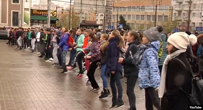Спортивний флешмоб у Донецьку Скрін відео YouTube-каналу так званого Міністерства інформації угруповання «ДНР»