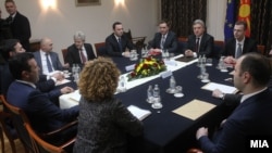 Архивска фотографија. Лидерска средба на државно-политичкиот врв за предлозите за решавање на проблемот за името со Грција.