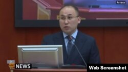 Ақпарат және коммуникациялар министрі Дәурен Абаев Мәжілісте заңдарға БАҚ туралы өзгерістер енгізу заң жобасын таныстырып тұр. Астана, 8 қараша 2017 жыл (видеодан алынған скриншот).