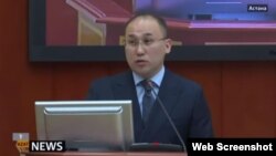 На кадре из видео — министр информации и коммуникаций Казахстана Даурен Абаев.