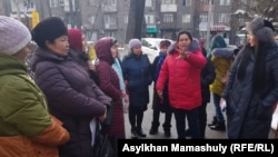 Многодетные матери, собравшиеся перед Алматинским городским отделом занятости и социальных программ, требуют от властей решения их социальных проблем. 8 февраля 2019 года.