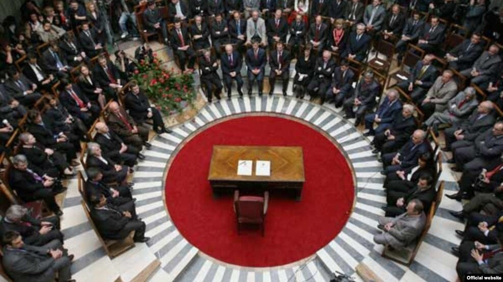 Ceremonia e nënshkrimit të Kushtetutës së Republikës së Kosovës pas shpalljes së pavarësisë.