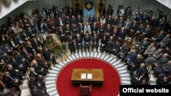 Nga ceremonia e nënshkrimit të Kushtetutës së Republikës së Kosovës,8 vjet më parë.