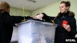 Kosovo - A young girl casts her vote at a polling station in Pristina, 15Nov2009