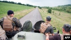 Украинские военные патрулируют приграничный район в окрестностях Харькова, 16 июня 2014 г. 