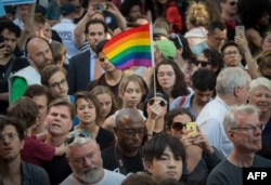 Oameni aducând un ultim omagiu victimelor masacrului de la un club gay din Orlando, Florida, în iunie 2016.