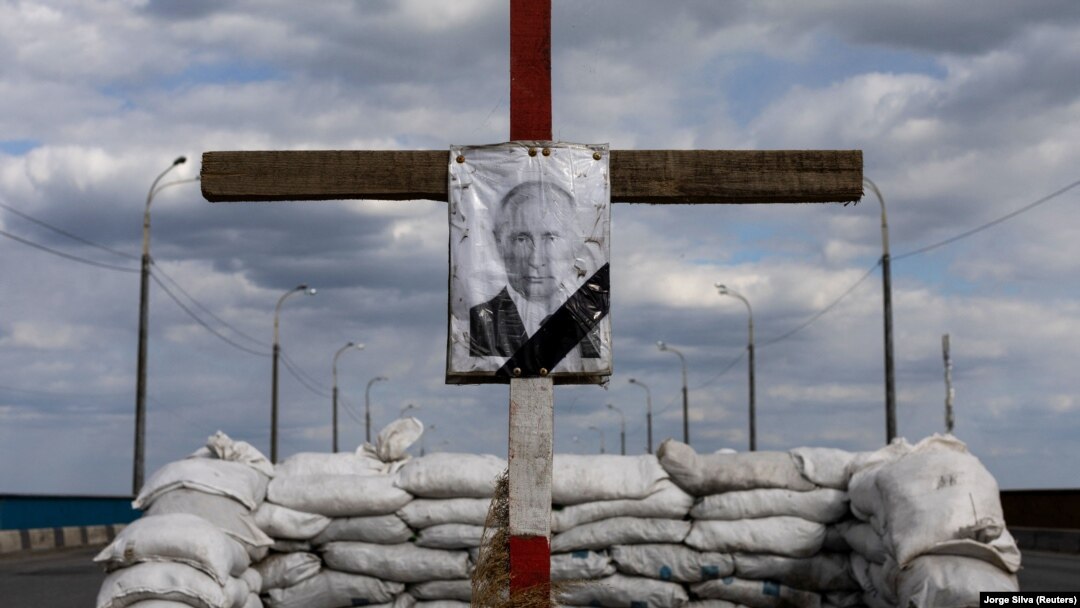 Могильный крест с портретом Путина на блокпосту возле Днепра, май 2022 года
