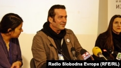 Џабир Дерала, претседател на невладината организација Цивил држи прес-конференција во Скопје.