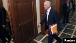 Yunansıtanın Baş naziri George Papandreou noyabrıln 3-də parlamentin fövqəladə sessiyasına gəlir.