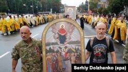 Veterani din conflictul din estul ucrainei la o procesiune religioasă de aniversare a statului kievian