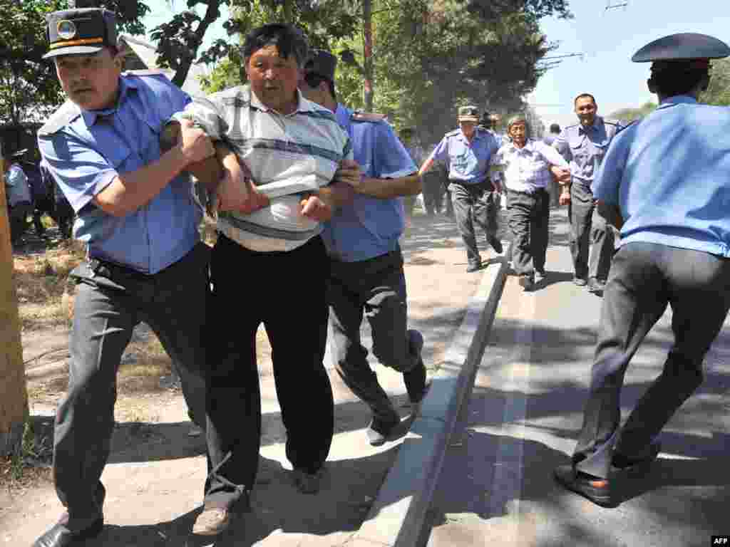  В столице Киргизии Бишкеке милиция задержала более ста участников несанкционированного шествия сторонников оппозиционного кандидата в президенты Алмазбека Атамбаева