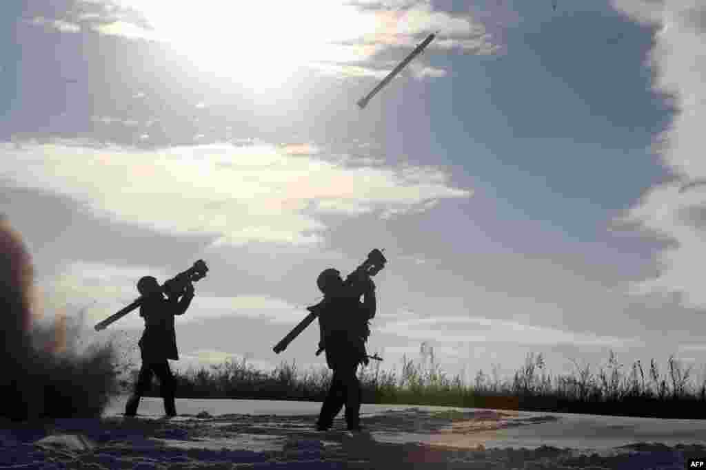 Українські солдати тренуються стріляти з ПЗРК (переносних зенітно-ракетних комплексів) неподалік міста Щастя, 1 грудня 2014 року