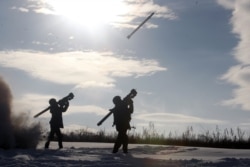 Українські солдати тренуються стріляти з ПЗРК (переносних зенітно-ракетних комплексів). Лінія фронту. Донбас, 1 грудня 2014 року