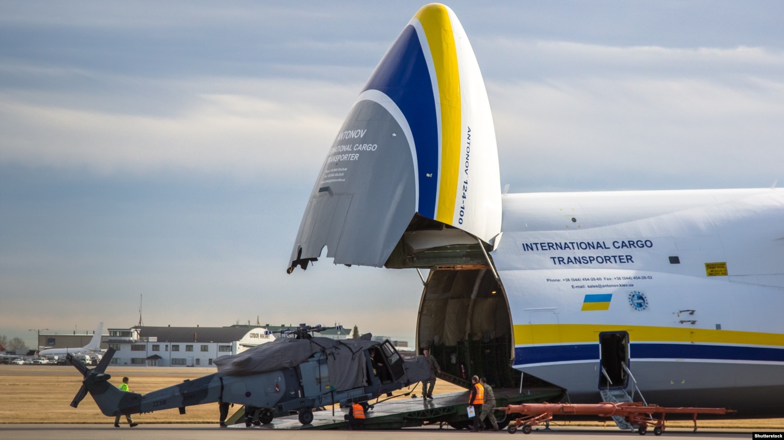 Një helikopter duke u ngarkuar në një aeroplan Antonov, në Kanada, më 2016.