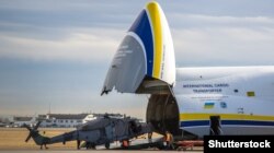 Таким чином Ан-124 використовують для перевезення військової техніки