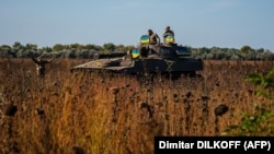 Украинские артиллеристы готовятся к ведению огня из самоходной артиллерийской установки 2С1 «Гвоздика» по российским позициям на юге Украины, 8 октября 2022 года