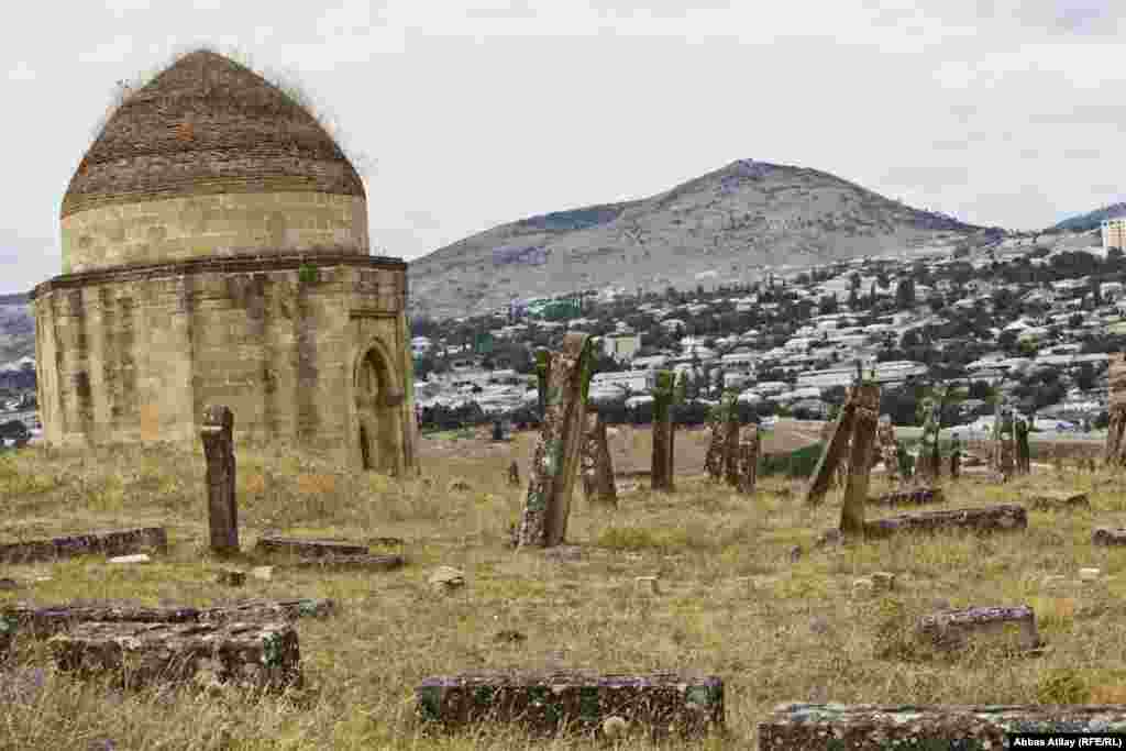 Şamaxı şəhərinin ətrafında qədim məzarlıqda "Yeddi günbəz kompleksi".