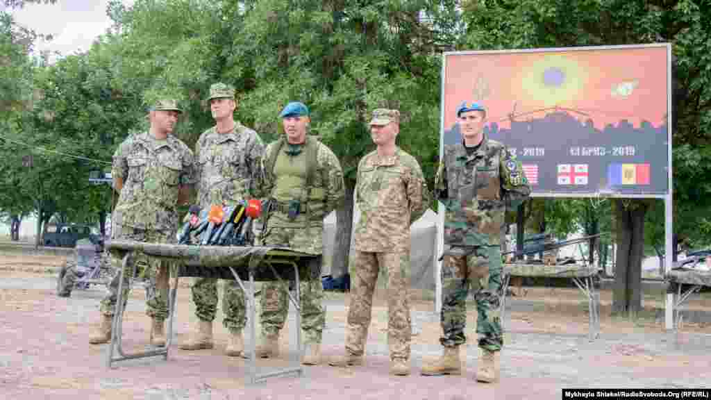 Брифінг керівників сухопутного компонента навчань, в тому числі комбата 503-го окремого батальйону морської піхоти Вадима Сухаревського та капітана 1-го рангу флоту США Джона&nbsp;Янга