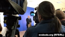 Президент Беларуси Александр Лукашенко выступает перед СМИ после голосования на выборах президента. Минск, 11 октября 2015 года.