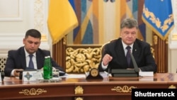 Президент Украины Петр Порошенко (справа) и премьер-министр Украины Владимир Гройсман.