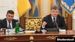 Украина президенті Петр Порошенко (оң жақта) мен премьер-министр Владимир Гройсман.