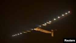 Solar Impulse 2 взлетает из аэропорта в Нанкине