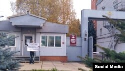 Одиночный пикет клиента "Триумф-НК" у здания МВД в Казани