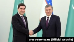 Президенты Туркменистана и Узбекистана Гурбангулы Бердымухамедов и Шавкат Мирзияев (архивное фото).