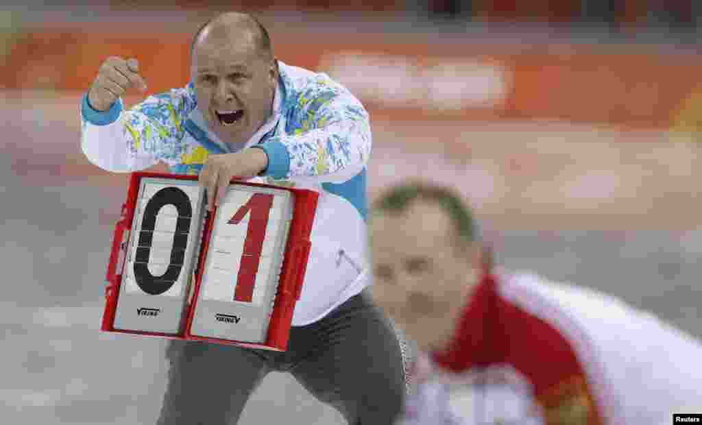 The coach of Kazakhstan&#39;s Dmitriy Babenko yells instructions during the men&#39;s 5,000 meters speed skating race at the Adler Arena.&nbsp;
