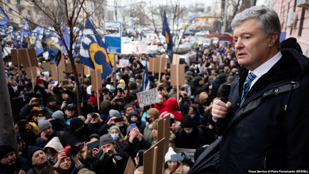 П'ятий президент України Петро Порошенко виступає перед своїми прихильниками біля будівлі Печерського районного суду. Київ, 17 січня 2022 року