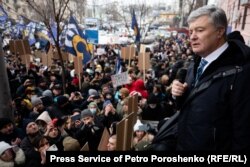 Петро Порошенко виступає перед прихильниками біля будівлі Печерського суду в Києві в січні 2022 року