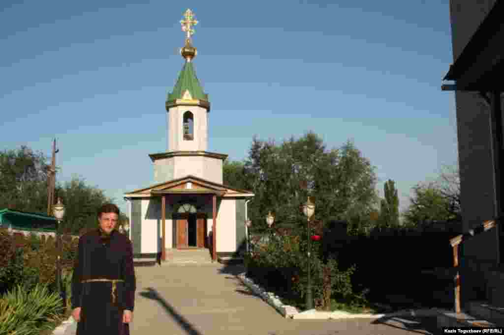 В ночь с 13 на 14 декабря отец Софроний (в миру – Петр Евтихеев) убыл из Казахстана в Россию. Ранее глава Русской православной церкви в Казахстане митрополит Александр издал указ об освобождении отца Софрония от должности и его переводе в одну из епархий в России. Отец Софроний руководил Свято-Сергиевским храмом и детским приютом, прозванным в народе его именем, а также домом престарелых. Завершению религиозной службы и опекунской деятельности отца Софрония в Казахстане предшествовали громкие скандалы, начиная от судебного процесса по делу самого отца Софрония и заканчивая судебным преследованием возглавляемого им приюта.