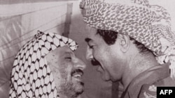 Саддам Хуссейн (справа) целуется с Ясиром Арафатом, председателем исполкома Организации освобождения Палестины. Багдад, сентябрь 1980. Фото AFP
