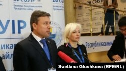 Анатолий Выборный и Ольга Ковитиди, наблюдатели международной миссии ОДКБ. Астана, 27 апреля 2015 года.
