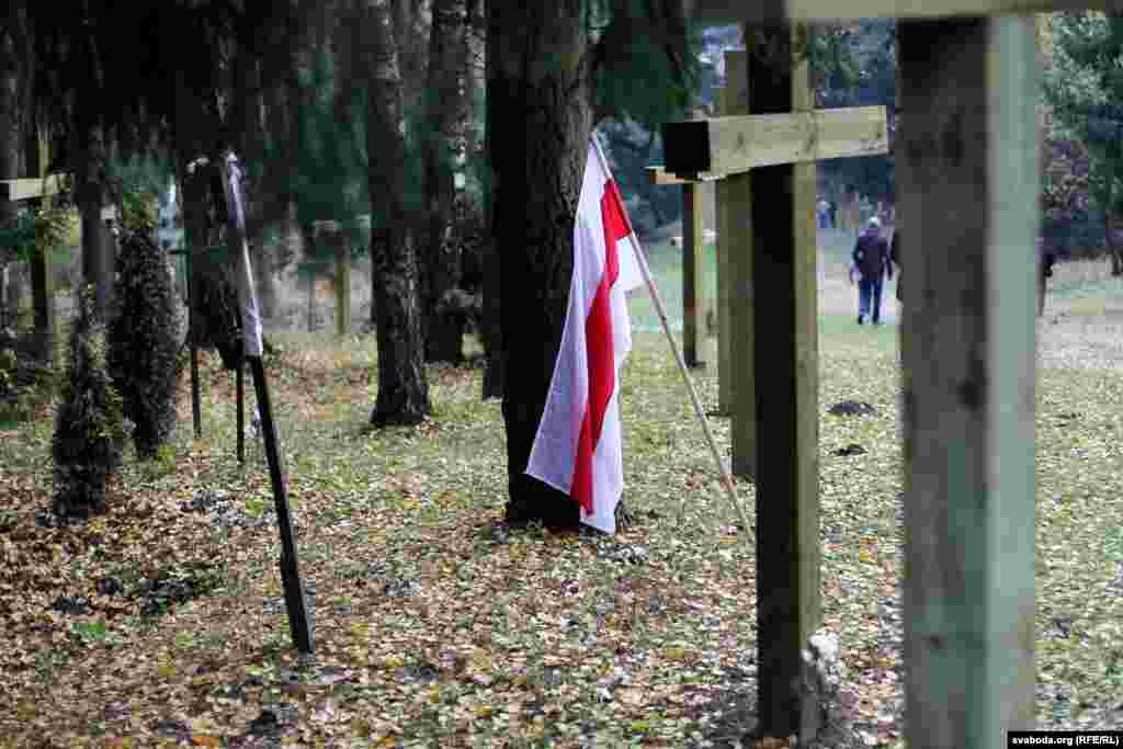 Бел-чырвона-белы сьцяг каля аднаго з&nbsp;крыжоў 