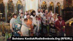 Отець Леонтій з вдовами і матерями загиблих на Донбасі бійців, Володимирський собор, Київ, 23 травня