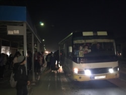 Қайтпас-2 ықшамауданына баратын соңғы автобусқа сыймай қалған оқушылар аялдамада тұр. Шымкент, 13 қараша 2019 жыл.