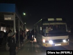 Қайтпас-2 ықшамауданына баратын соңғы автобусқа сыймай қалған оқушылар аялдамада тұр. Шымкент, 13 қараша 2019 жыл.