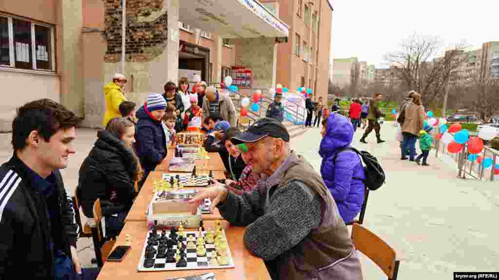 Шаховий турнір на ганку виборчої дільниці в Сімферополі