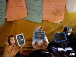 Мектепте оқитын ауған қыздар. Кабул, 11 қазан 2011 жыл