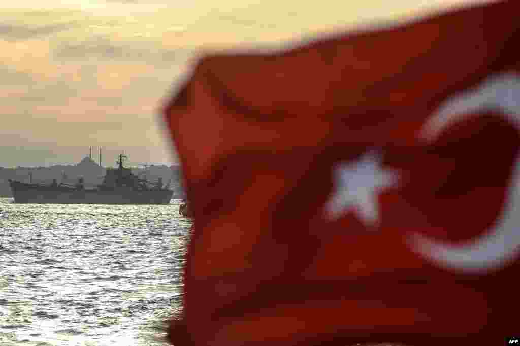 ТУРЦИЈА - Турција ја одржува најголемата поморска вежба во својата историја, со над 100 бродови на сите три мориња, што ја опкружуваат земјата, објави новинската агенција Анадолија.