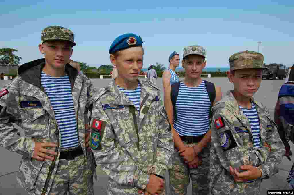 Юные участники спецназовского отряда &laquo;Каскад&raquo; на праздновании Дня ВДВ в Севастополе