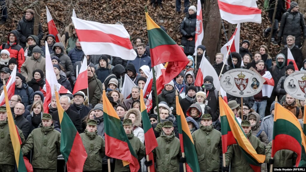 Беларускія і літоўскія сьцягі на цырымоніі перапахаваньня парэшткаў Кастуся Каліноўскага і паўстанцаў 1863–64 гадоў у Вільні, 22 лістапада 2019 году