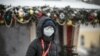 Un turist cu mască medicinală se plimbă prin Moscova